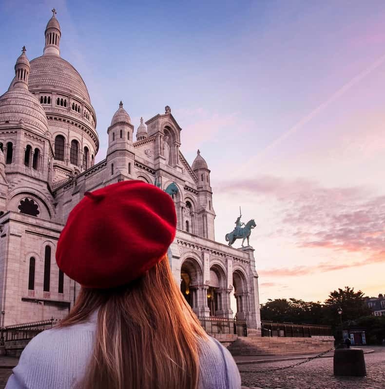 Montmartre Before the Crowds: Walk Tour & Breakfast