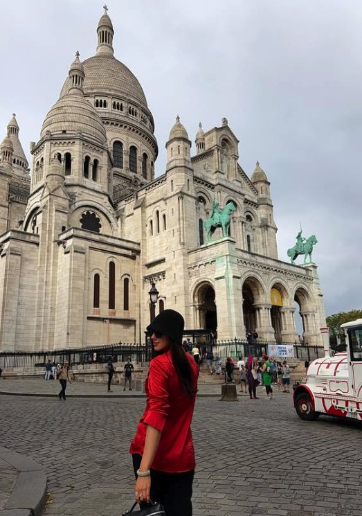 The front of the Sacré-Cœur basilica seen from the parvis