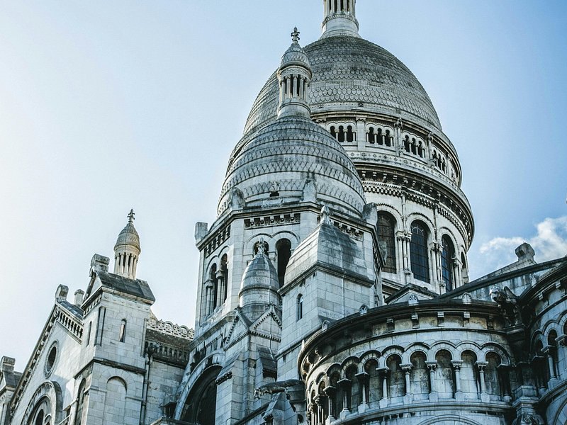 The dome and apse of the Sacré-Cœur from the street below